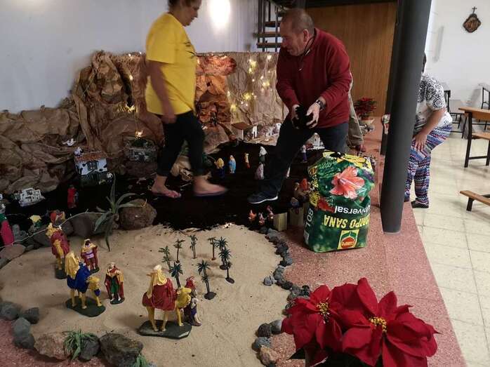 Montaje del nacimiento el interior de la iglesia de La Garita (Foto TA)