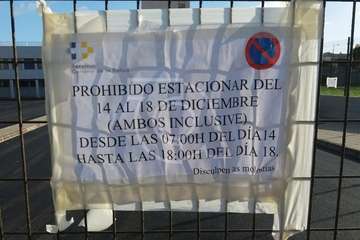 Cierre del parquin del Centro de Salud de El Calero por obras de asfaltado (Foto TA)