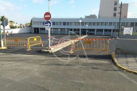 Cierre del parquin del Centro de Salud de El Calero por obras de asfaltado (Foto TA)