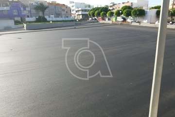 Cierre del parquin del Centro de Salud de El Calero por obras de asfaltado (Foto TA)