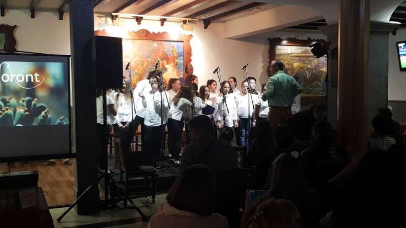 Momento de la actuación del grupo coral infantil que dirige Gustavo Sarmiento (Foto TA)