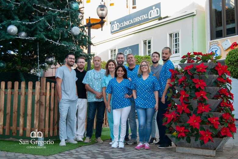 Parte del equipo junto al árbol de Navidad montado en la plaza de Los Llanos de Telde, junto a la Clínica (Foto TA)