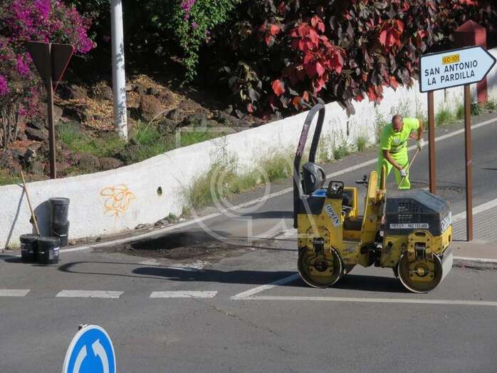 Operarios con maquinaria procedieron a rebachear el socavón (Foto TA)