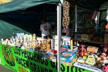  Rastrillo solidario de la RSP de Jinámar en el mercadillo dominical (Foto TA)