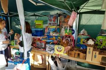  Rastrillo solidario de la RSP de Jinámar en el mercadillo dominical (Foto TA)