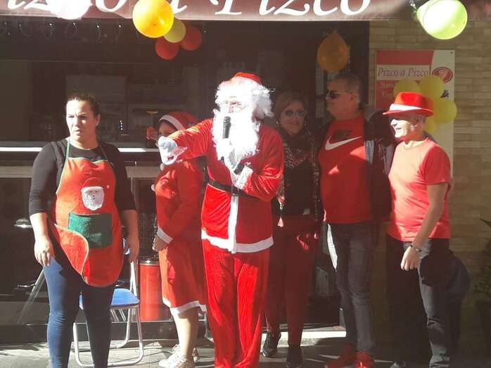 Papá Noel, con trabajadores y clientes del piscolabis Pizco a Pizco (Foto TA)