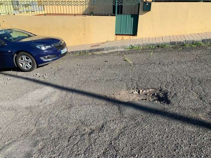 El bache provocó estos días el reventón de una de las ruedas del vehículo de un vecino (Foto TA)