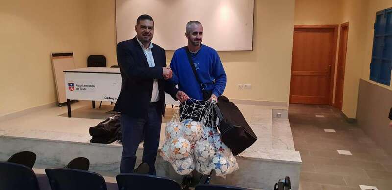 El concejal de Deportes, Diego Ojeda, participó en la entrega del material (Foto TA)