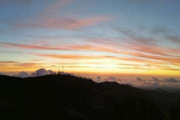 Cielo anaranjado desde el Pico de Las Nieves (Foto Antonio Alí)