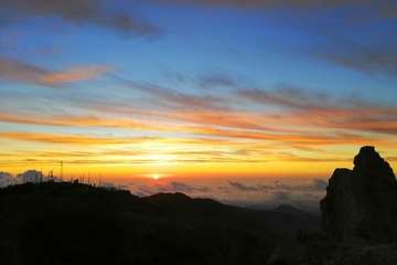 Cielo anaranjado desde el Pico de Las Nieves (Foto Antonio Alí)