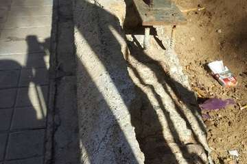 Estado de la verja suelta que se cayó en Las Remudas (Foto TA)