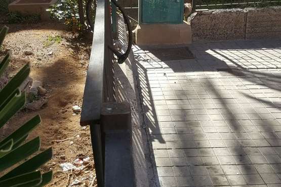 Estado de la verja suelta que se cayó en Las Remudas (Foto TA)