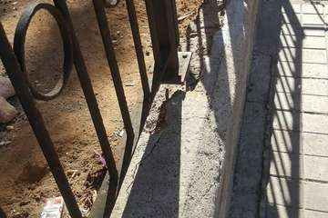 Estado de la verja suelta que se cayó en Las Remudas (Foto TA)