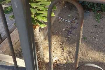 Estado de la verja suelta que se cayó en Las Remudas (Foto TA)