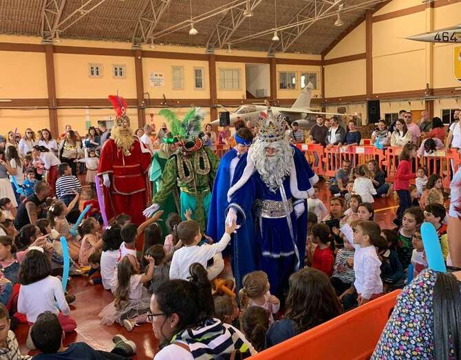 Los Reyes Magos, ayer en la Base Aérea de Gando (Foto TA)