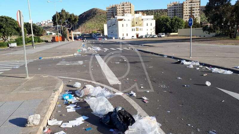 Residuos en el entorno donde se ubica el mercadillo de Jinámar (Foto TA)