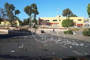 El mercadillo de Jinámar deja las calles llena de residuos (Foto TA)