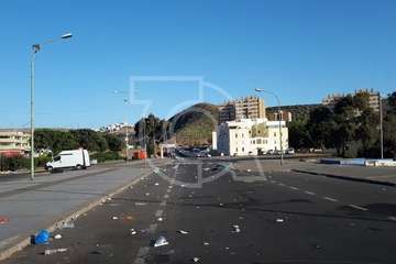 El mercadillo de Jinámar deja las calles llena de residuos (Foto TA)
