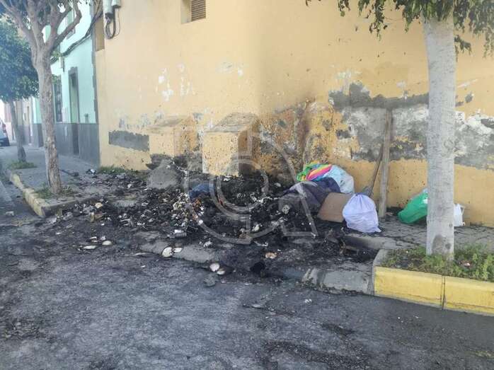 Los dos contenedores quedaron completamente calcinados (Foto TA)