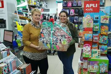 Ganadores de las cestas con productos de oficina (Foto TA)