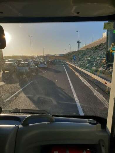 Colas en la salida de la capital, a la altura de Jinámar (Foto TA)