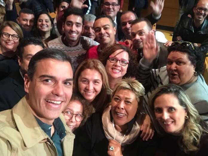 Pedro Sánchez, junto a militantes del PSOE de Telde (Foto TA)