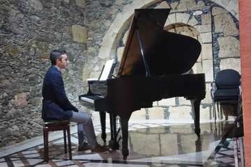 El pianista Ignacio Clemente hace disfrutar a Telde de los temas de Rosa María Ascot (Foto Jesús Ruiz Mesa)