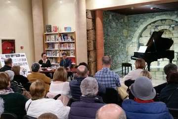 El pianista Ignacio Clemente hace disfrutar a Telde de los temas de Rosa María Ascot (Foto Jesús Ruiz Mesa)