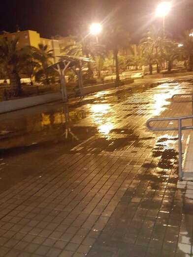 Charco formado por la pérdida de agua en la red de abasto (Foto TA)