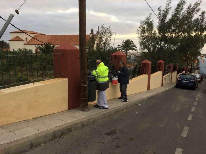 Operarios municipales en las obras de pintado (Foto TA)