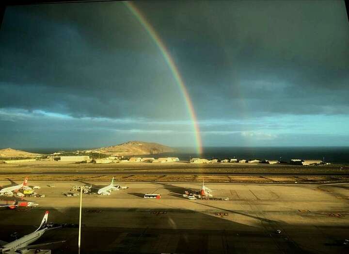 Imagen del arcoiris captada desde la torre de control del Aeropuerto de Gran Canaria (Foto AeropuertoGranCanaria)