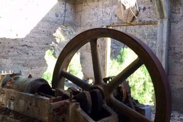 Vertido de latas de pinturas y pozo abierto en el Barranco del Draguillo (Foto TA)