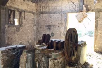 Vertido de latas de pinturas y pozo abierto en el Barranco del Draguillo (Foto TA)