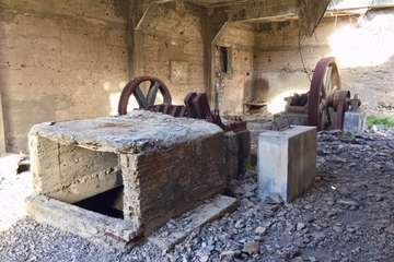 Vertido de latas de pinturas y pozo abierto en el Barranco del Draguillo (Foto TA)