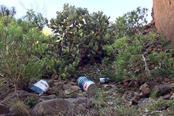 Vertido de latas de pinturas y pozo abierto en el Barranco del Draguillo (Foto TA)