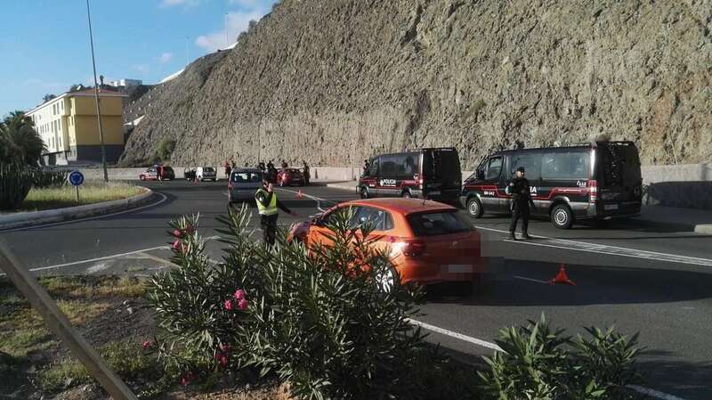 Agentes del cuerpo autonómico, esta tarde en el Valle de Jinámar (Foto TA)
