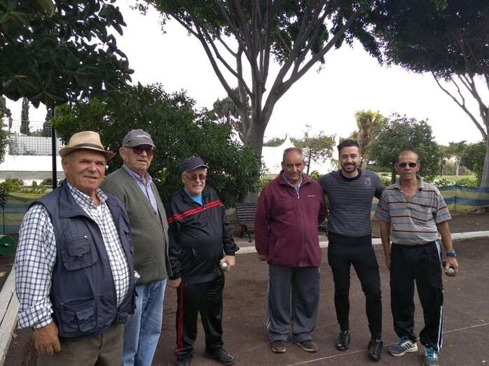 Juan Antonio Peña (segundo por la derecha) con miembros del Club de Petanca Avestruz (Foto TA)