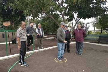 El candidato de Ciuca, Juan Antonio Peña, comparte un rato con miembros de Avestruz (Foto TA)