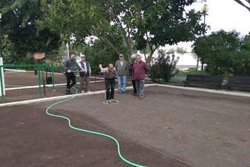 El candidato de Ciuca, Juan Antonio Peña, comparte un rato con miembros de Avestruz (Foto TA)