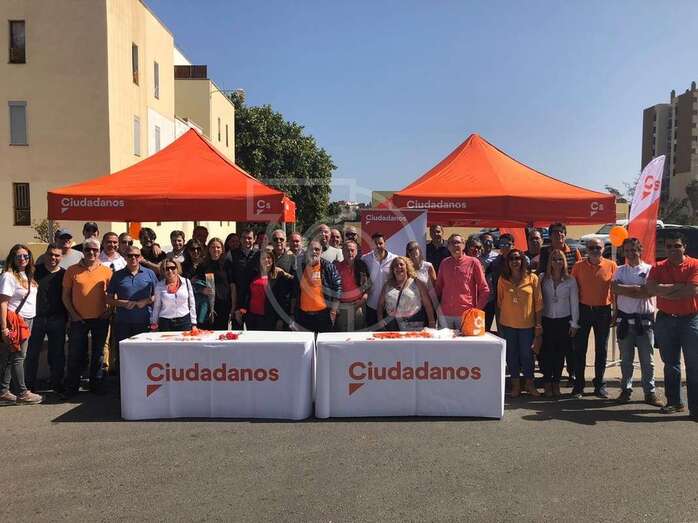 Miembros de la formación naranja en la carpa instalada en el mercado dominical de Jinámar (Foto TA)