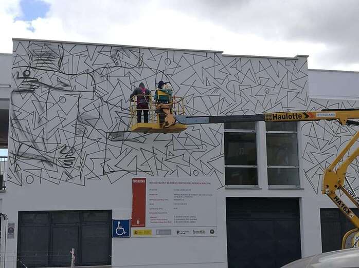 Trabajo de pintado de los murales (Foto TA)