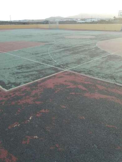 Estado de la cancha pública de Hoya del Pozo (Foto TA)