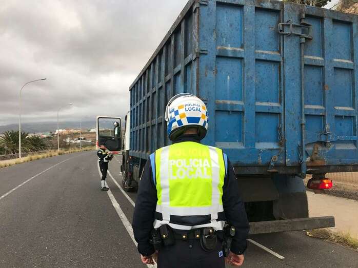 Policías supervisan la documentación de un vehículo pesado en una vía de Telde (Foto TA)