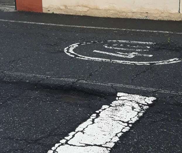 El bache está justo en la divisoria entre los dos carriles (Foto TA)
