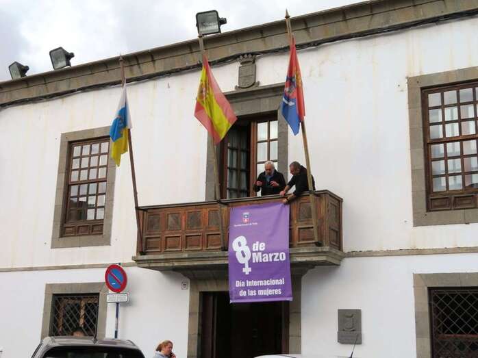 Los cartelones ya cuelgan de los balcones (Foto TA)