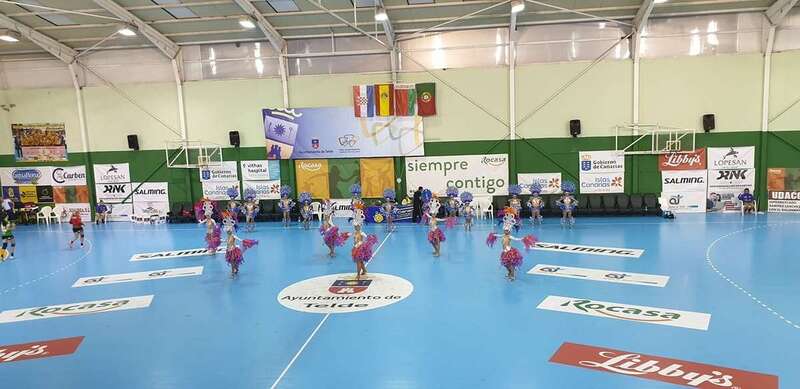 La comparsa de Las Remudas actuó en el descanso del partido de este sábado en Telde (Foto TA)