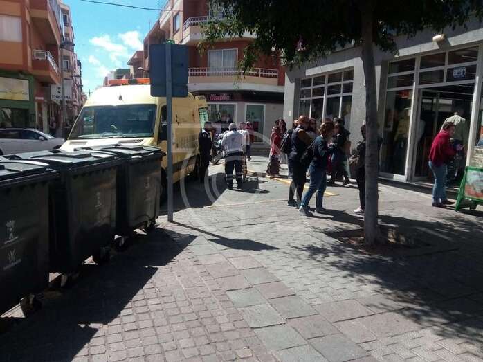 Momento en que llega la asistencia sanitaria al lugar donde se cayó la mujer (Foto TA)