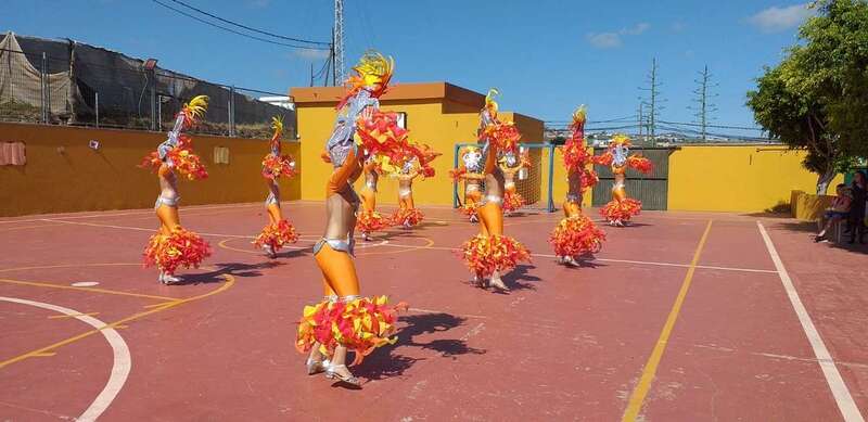 La actuación de la comparsa de Las Remudas tuvo lugar en la cancha deportiva (Foto TA)