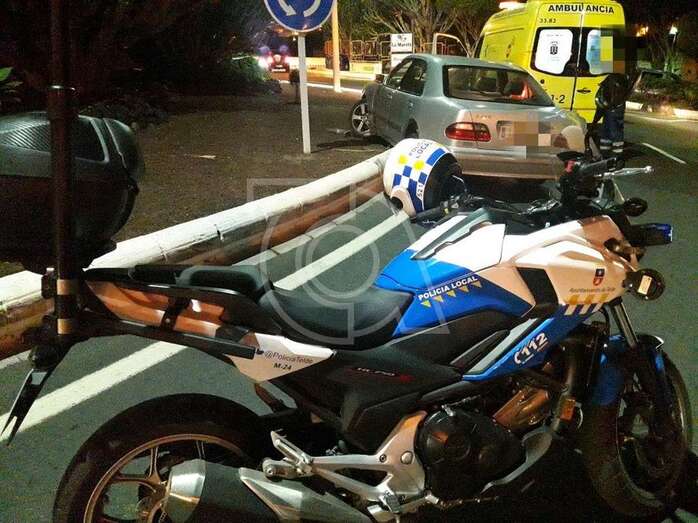 El vehículo superó el bordillo después del impacto (Foto TA)