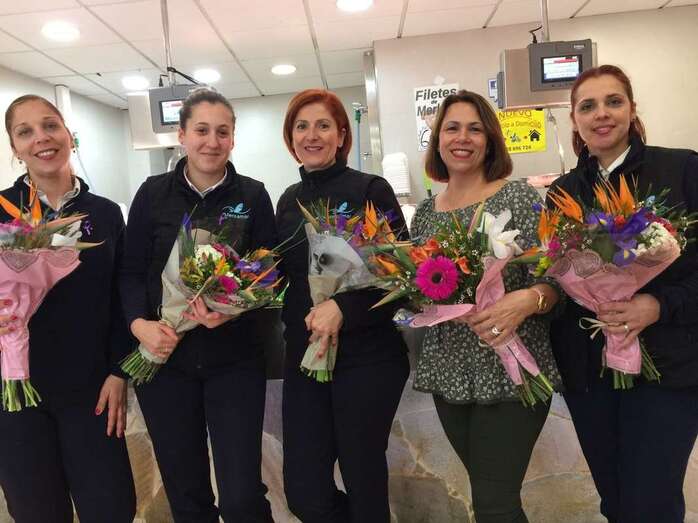 El personal de Pescadería Mercamar de la calle de Alférez José Ascanio con un ramo de flores (Foto TA)